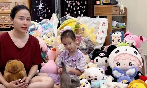 Em bé Điện Biên bán gấu bông góp tiền ủng hộ đồng bào vùng lũ